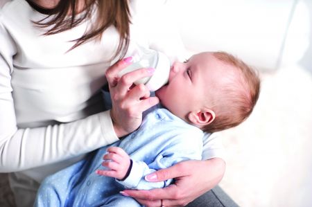 maman qui donne le biberon à son bébé