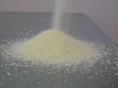 Lait en poudre qui tombe sur une surface