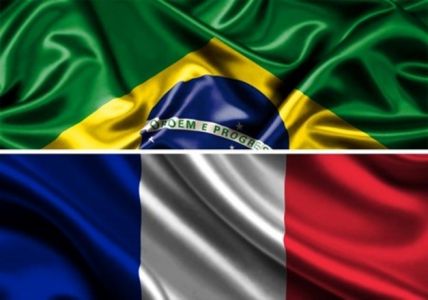 Un demi drapeau brésilien accolé à un demi drapeau français