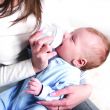 maman qui donne le biberon à son bébé