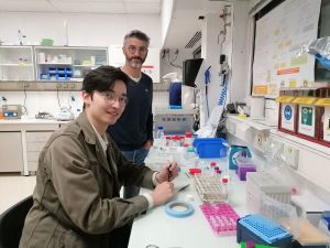 Deux scientifiques (Érik juste et Thomas Croguennec) préparent une expérience pour l'ESRF dans un laboratoire