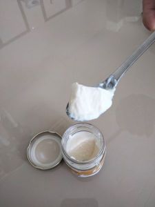 Yaourt et cuillère contenant du yaourt au lait et au lupin