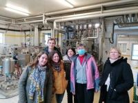 Un groupe de 6 personnes visite la halle technologie de l'UMR STLO